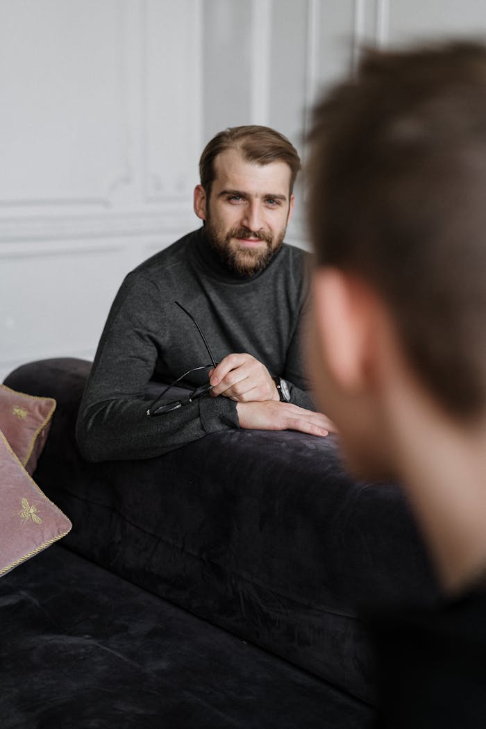 A therapist listens attentively to a client Hypnotherapy i newbury